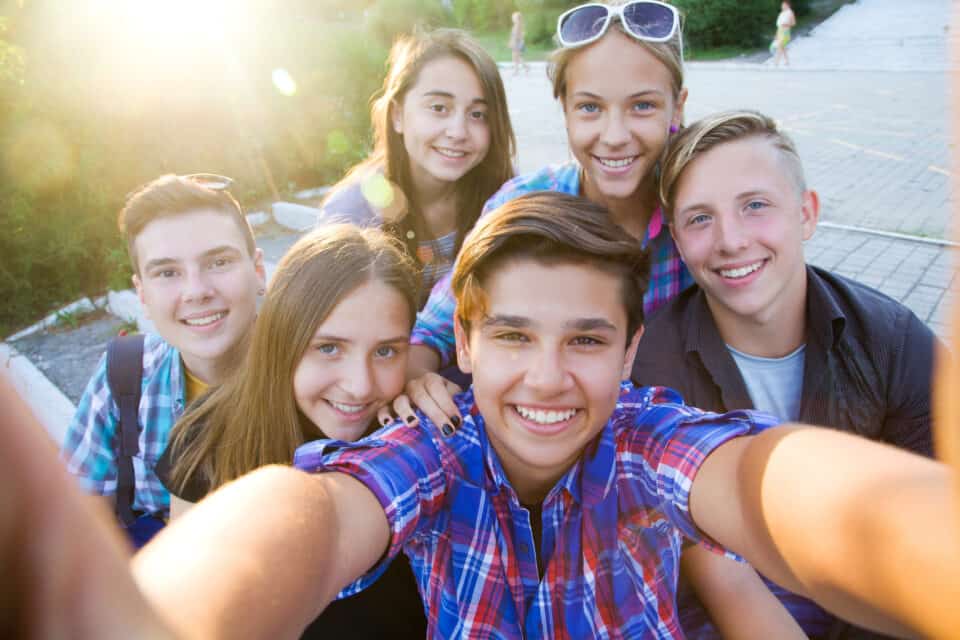 teenagers do selfie